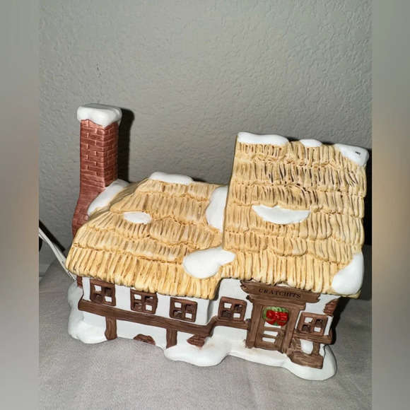 Seymour Mann Christmas Carol Collectibles Lighted Cratchits House - Picture 3 of 9